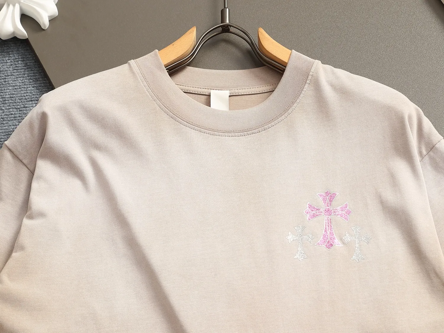 🅿️220 Chrome hearts ch Chrome hearts cross pink hot diamond short-sleeved t-shirt. Advanced tie-dye technology. Large version. Loose and stylish. Low version, slim and long version with upper body and raised hips. 100% commitment: top quality, not fast food. The highest version on the market. Top quality, 320 grams. 26 custom-dyed double yarn cotton, same style for men and women, complete with three standards. Color: Six colors available, available to the public. Size: XS-L. Size chart: